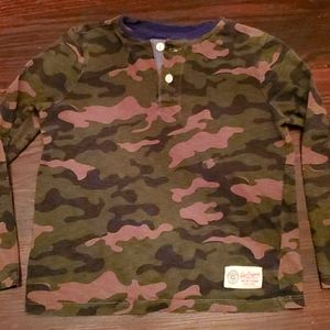 Gapkids boys camouflage shirt size small (5-6)